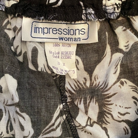 NWT VINTAGE IMPRESSIONS WOMAN HAWAIIAN BLUE PURPLE FLORAL STETCHY SHORTS - Picture 2 of 5